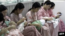 Bà mẹ bồng trẻ sơ sinh tại Bệnh viện phụ sản Hà Nội
