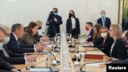 英国外交大臣莉兹∙特拉斯（Liz Truss）在莫斯科与俄罗斯外长谢尔盖∙拉夫罗夫（Sergey Lavrov）举行会谈。（2022年2月10日）