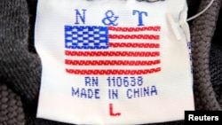 美国首都华盛顿街头小摊上出售的毛衣衣领处的标签上有美国国旗图案，但却说明是“中国制造”。（资料照片）