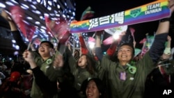 台湾民进党支持者2024年1月13日在赖清德胜选后欢呼。