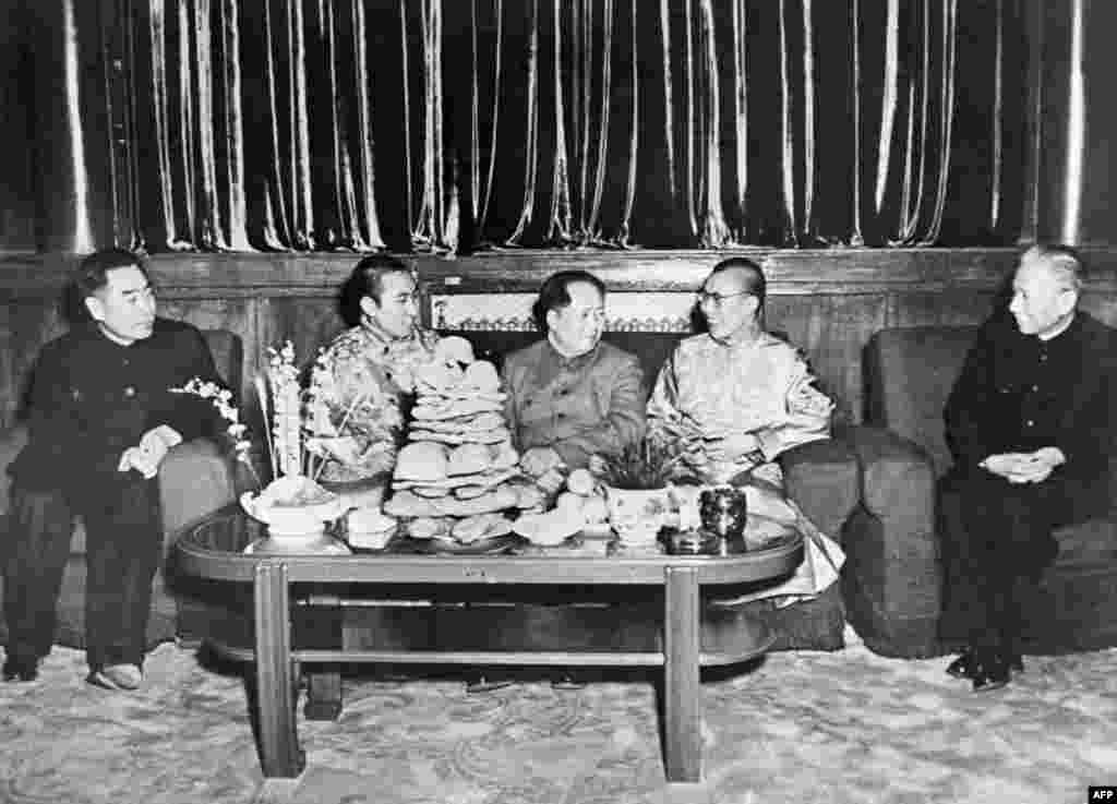 1956年,西藏的两位精神领袖班禅喇嘛(左2)和达赖喇嘛(右2)和中华人民共和国主席毛泽东、国务院总理周恩来和人大常委会委员长刘少奇(右)在北京。