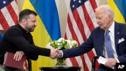 Президенти України Володимир Зеленський і США Джо Байден, Париж, 7 червня 2024. AP Photo/Evan Vucci