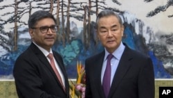 中国外交部长王毅（右）在北京会见印度外交秘书、前驻华大使维克拉姆·米斯里（Vikram Misri，唐勇胜）。(2025年1月27日)