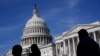 Архівне фото: люди поблизу будівлі Конгресу США 