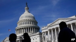 Архівне фото: люди поблизу будівлі Конгресу США 