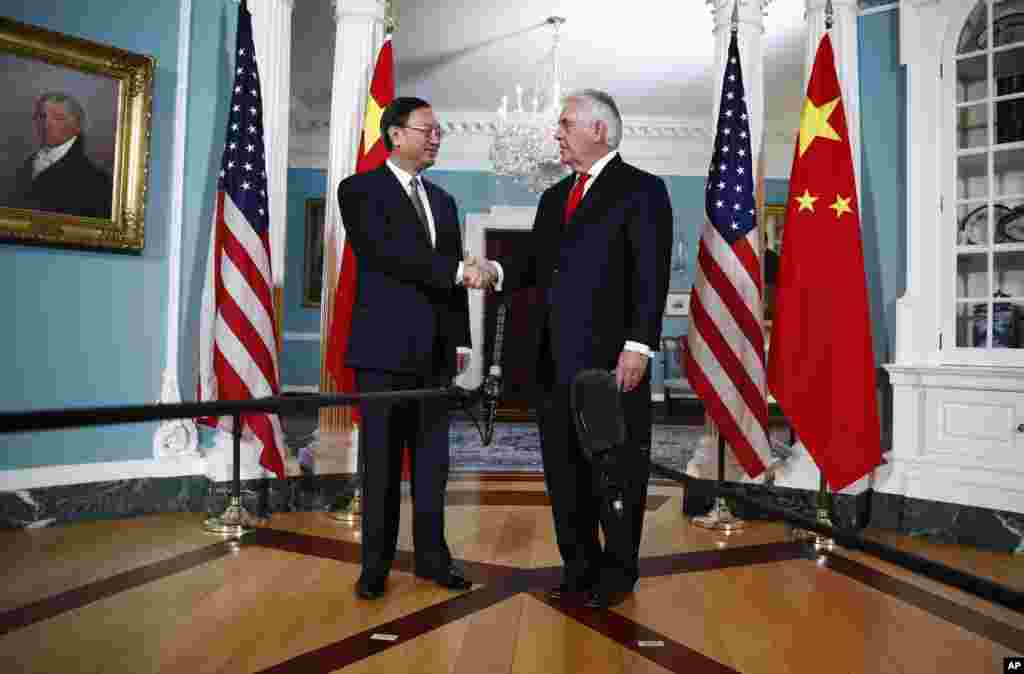美国国务卿蒂勒森在国务院与来访的中国国务委员杨洁篪握手(2018年2月8日)。杨洁篪是在美中贸易摩擦加剧以及美国把中国视为战略对手的背景下访问华盛顿的。消息人士表示,杨洁篪这次访美是要稳定两国关系并就经贸与朝核这些关键问题与美国磋商。蒂勒森国务卿与中国最高级的外交事务官员杨洁篪举行会谈前对媒体表示,他与杨洁篪此前举行了很多很好的讨论,他们将“继续这些事关美中关系的非常重要的讨论”。