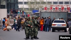 武警在乌鲁木齐火车站出口站岗（2014年5月1日）