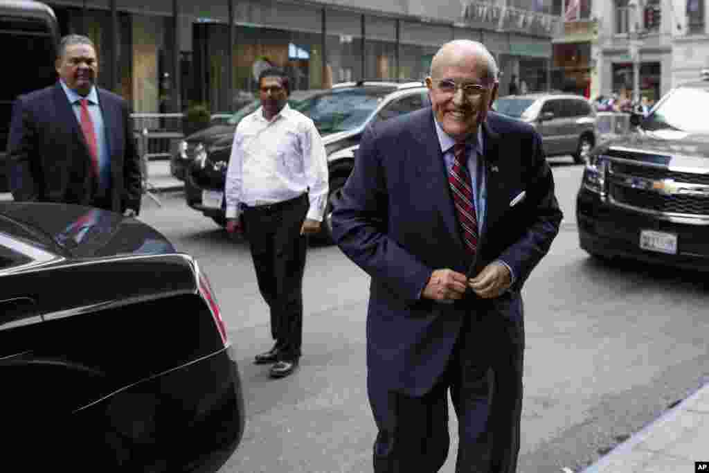 支持川普的前纽约市长朱利安尼( Rudy Giuliani )来到纽约的川普大楼(2016年10月8日)