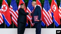 美国总统川普和朝鲜领导人金正恩在新加坡会晤协议后握手。（2018年6月12日）