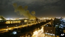 Khói bốc lên từ Bộ Thương mại Iraq ở Baghdad sau khi bị trúng tên lửa trong 1 cuộc tấn công do Mỹ dẫn đầu, 20/3/2003