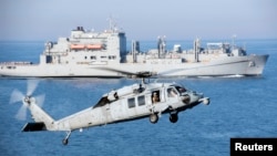 一架MH-60S海鹰直升机准备在航空母舰杜鲁门的飞行甲板上降落。