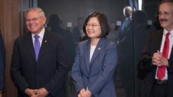 台湾总统蔡英文与美国国会议员见面，在她左手边的是众议院外交委员会主席恩格尔(Rep. Eliot Enge)，她右手边的是参议院外交委员会首席民主党参议员梅嫩德斯(Sen. Bob Menendez)。（2019年7月12日，台湾总统府提供）