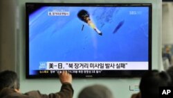 Người Hàn Quốc xem TV chiếu hình ảnh phóng tên lửa của Bắc Triều Tiên, ở Seoul, 13/4/2012