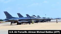 6架美国F-16战斗机从意大利抵达土耳其机场，准备参加打击伊斯兰国组织的行动（2015年8月9日）