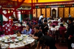 北京全聚德烤鸭店的食客们。（2020年8月18日）