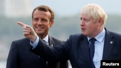 资料照片-英国首相约翰逊（右）和法国总统马克龙出席在法国举行的7国集团峰会。（2019年8月24日）