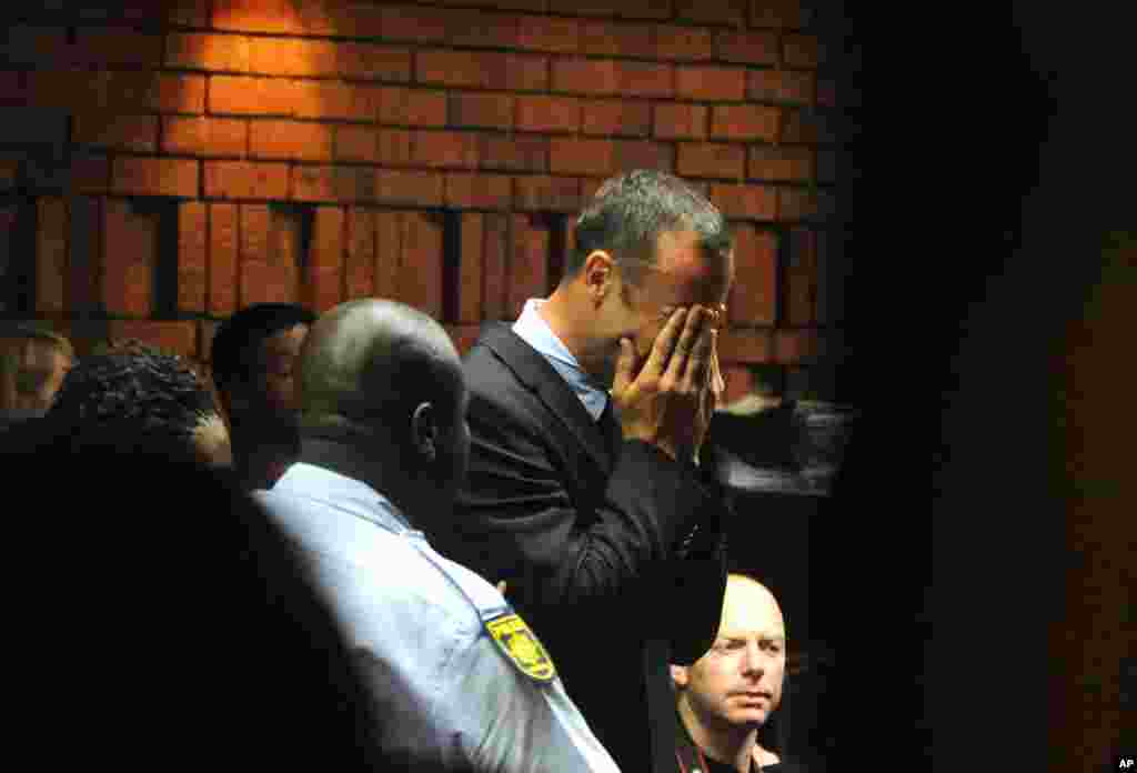 Oscar Pistorius ôm mặt khóc trong phiên tòa ngày 15 tháng 2 ở Pretoria.