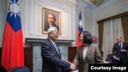 台湾总统蔡英文2018年11月12日接见代表总统出席APEC组织会议的代表张忠谋（ 台湾总统府发布）
