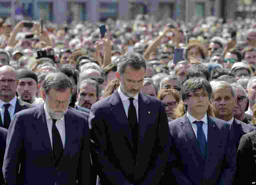 2017年8月18日,西班牙国王菲利普(King Felipe of Spain, 中),首相拉霍伊(Mariano Rajoy, 中左),和加泰罗尼亚领导人普伊格蒙特 (Carles Puigdemont, 中右)与民众默哀一分钟,缅怀西班牙兰布拉大道恐怖袭击的遇难者。 