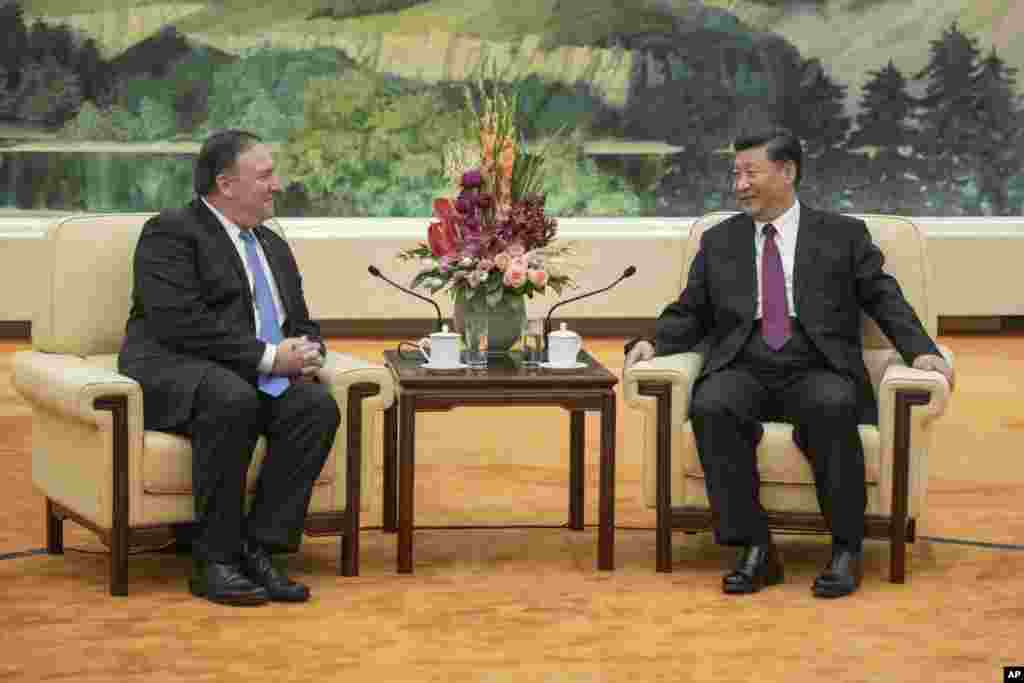 美国国务卿蓬佩奥在北京人民大会堂会晤中国国家主席习近平(2018年6月14日)。蓬佩奥向中国领导人强调了全面落实所有联合国安理会与朝鲜相关决议的重要性并重申,如果平壤迅速去核,将面临光明前景。 美国国务院引用蓬佩奥的话说:“我方对中国在南中国海修建前哨基地并将其军事化深感关注,这些行为加剧紧张局势,并使纠纷复杂化和进一步升级,威胁贸易的自由流通,并破坏地区稳定。”他重申美方致力于确保美中贸易与投资关系的公平与平衡,还重申了定期接触以解决其它一系列双边问题的重要性。