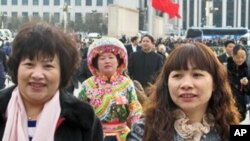 人大女代表步入人大会堂