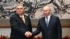 На фотографії, поширеній російським державним агентством "Спутник", зображено зустріч президента Росії Володимира Путіна з прем’єр-міністром Угорщини Віктором Орбаном на полях Третього форуму "Один пояс, один шлях" у Пекіні 17 жовтня 2023 року. (Фото Григорія СИСОЄВА / AFP)
