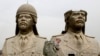美国陆军士兵在巴格达绿区巡逻时走过前伊拉克总统萨达姆·侯赛因的巨型铜像。（2009年3月20日）