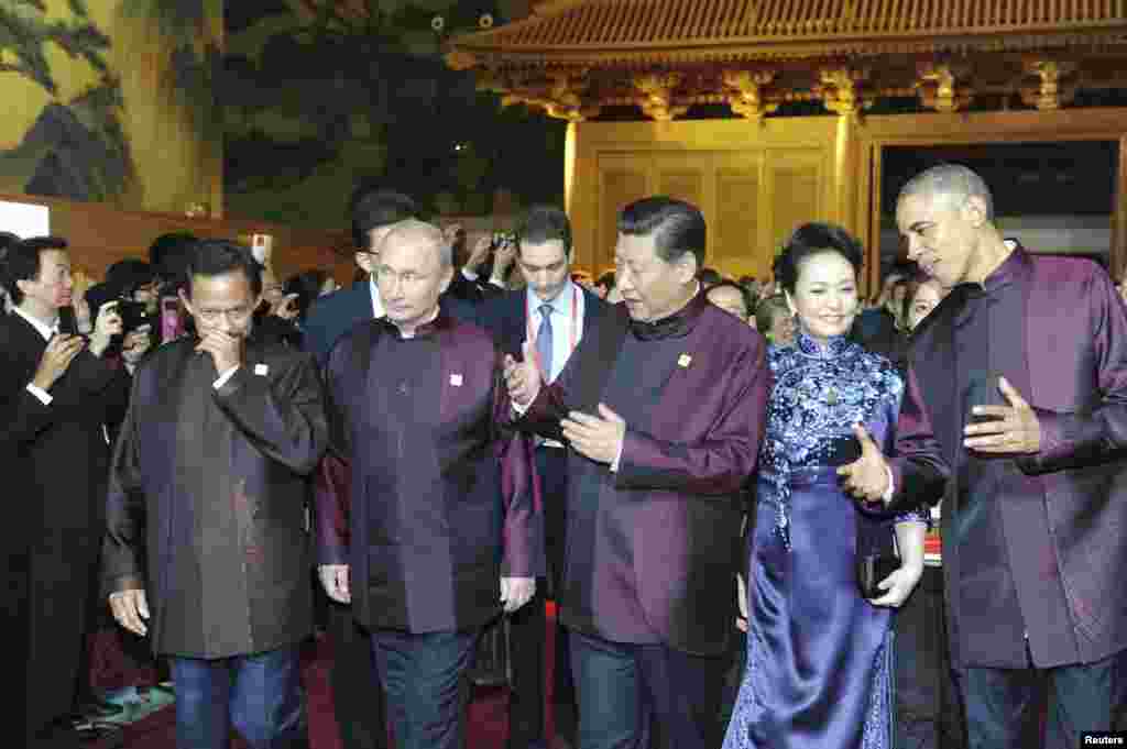 2014年11月10日,正在北京参加APEC会议的美国总统奥巴马和俄罗斯总统普京站在中国国家主席习近平和中国第一夫人彭丽媛两侧,在水立方观看焰火。