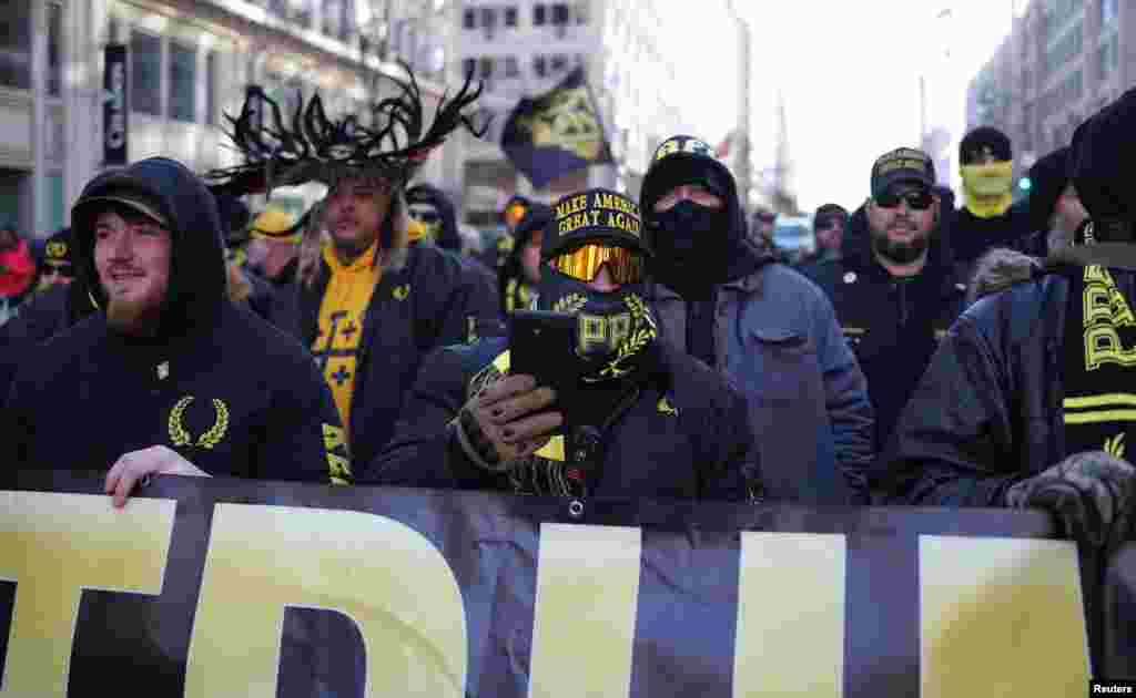 2025 年 1 月 20 日，极右翼组织 &ldquo;骄傲男孩&rdquo;（Proud Boys）成员在唐纳德&middot;特朗普（Donald Trump）第二个总统任期的就职典礼当天聚集在华盛顿