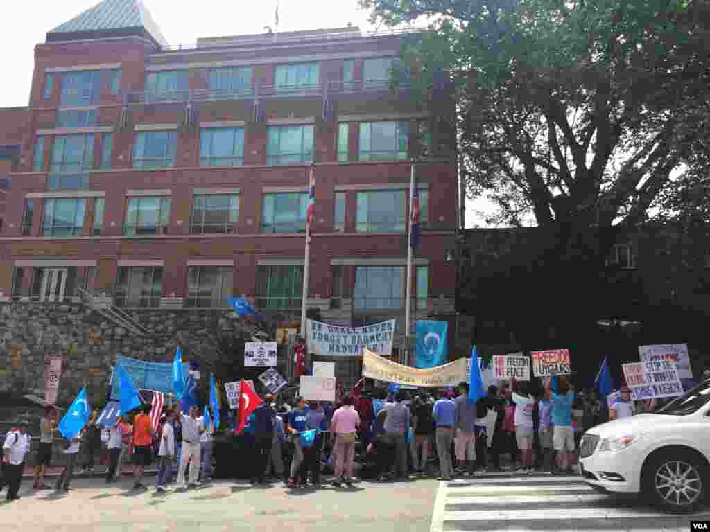 2015年7月12日维吾尔人和支持者在美国首都华盛顿街头游行并聚集在泰国驻美大使馆前抗议泰国把100余名维吾尔人强行递解回中国。(美国之音乌兹别克语组拍摄) 
