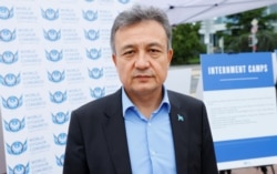 在联合国日内瓦总部外，世界维吾尔代表大会主席多里昆·艾沙站在得到美国政府支持的图片展前。(2021年9月16日)