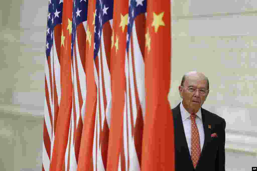 美国商务部长罗斯抵达北京人大会堂参加国宴(2017年11月9日)。早在去年11月,他就随同川普总统访问了北京。但这不是他首次以商务部长身份访华。