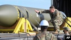 Військово-повітряні сили США 2 травня опублікували рідкісні зображення зброї GBU-57, відомої як Massive Ordnance Penetrator (Масивний проникний снаряд). Роздатковий матеріал АР