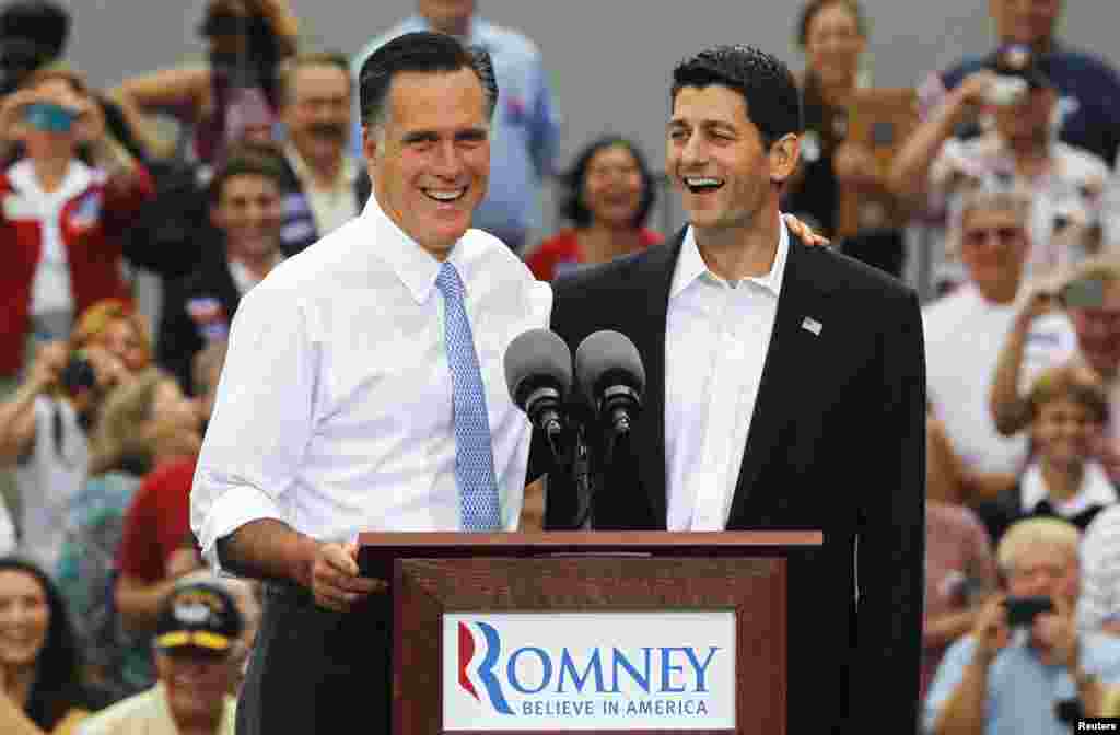 Ông Romney, trái, giới thiệu ông Ryan với đám đông ủng hộ.