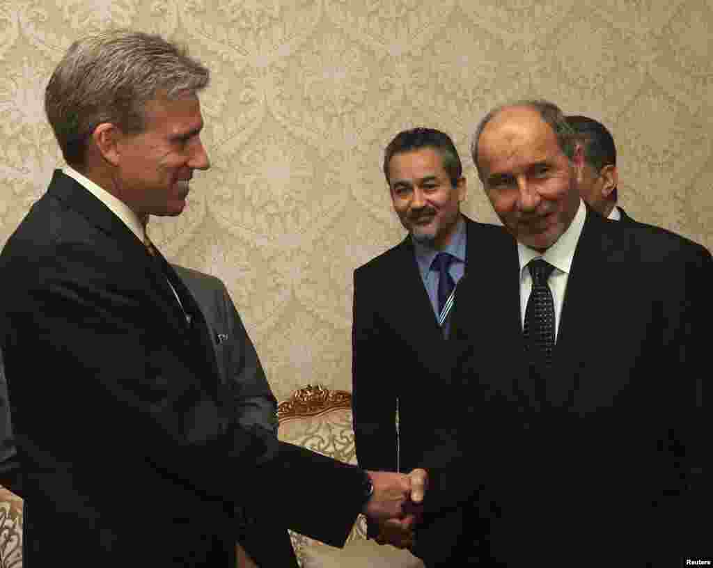 Đại sứ Christopher Stevens, mới vừa được chỉ định chức vụ, bắt tay ông Mustafa Abdel Jalil, Chủ tịch Hội Đồng Chuyển Tiếp Quốc Gia, sau khi trình ủy nhiệm thư ở Tripoli, 7/7/2012.