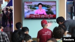 韩国首尔火车站的民众在观看朝鲜称试爆氢弹的消息。 （2017年9月3日）