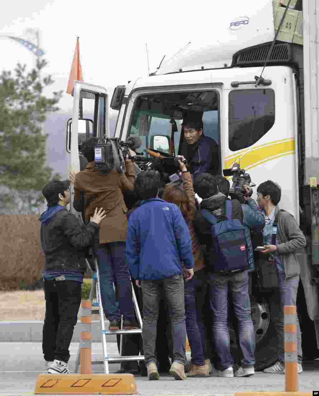 一名来自朝鲜开城地区的韩国工人2013年4月8日在靠近板门店村边界附近的海关,移民和检疫局接受媒体的采访。