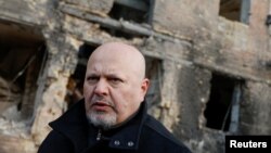 Прокурор Міжнародного кримінального суду (МКС) Карім Хан відвідує житловий будинок, пошкоджений російським ракетним ударом наприкінці листопада у місті Вишгород, поблизу Києва, Україна, 28 лютого 2023 року. REUTERS/Валентин Огіренко