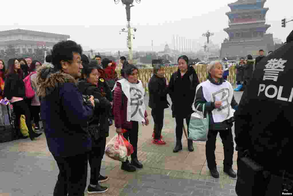 2018年3月3日，中国人民政治协商会议在北京开幕之前，天安门广场旁边出现了上访者请愿者。后来警察拘留了上访者。
