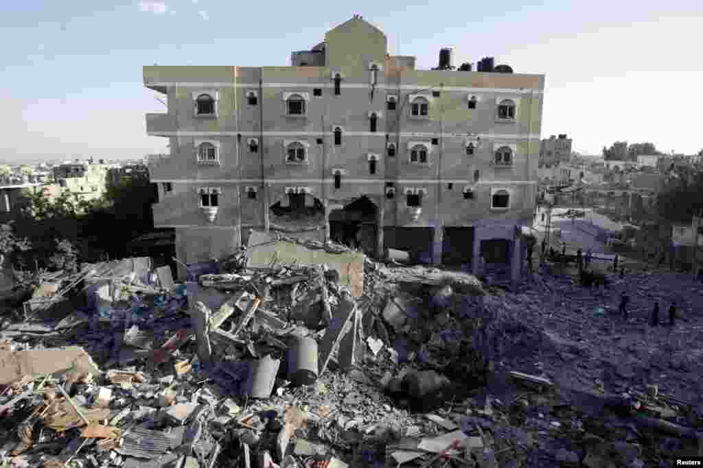 Cư dân Palestine xem xét một căn nhà bị phá hủy sau vụ không kích của Israel tại Rafah, miền nam Dải Gaza, ngày 18/11/2012.