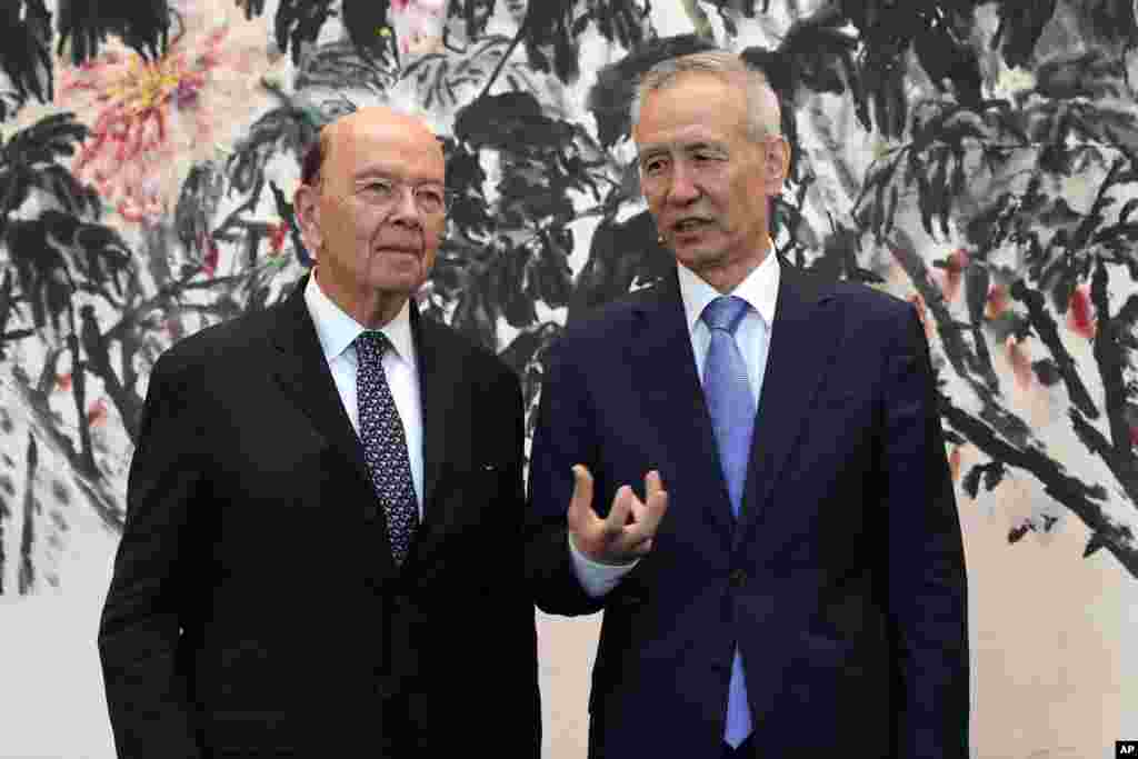 美国商务部长罗斯与中国副总理刘鹤在北京钓鱼台国宾馆会谈后合影(2018年6月3日)。
