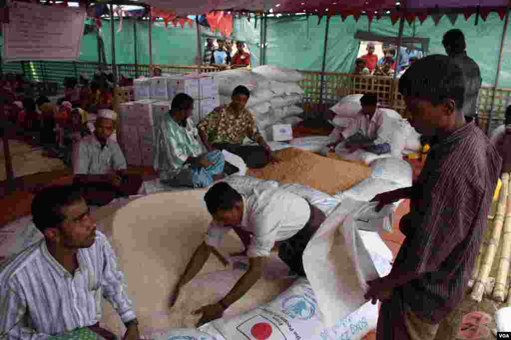 2012年11月,穆斯林在缅甸若开邦实兑外代开平(Thet Kae Pyin)营地分发救济食品。(D. Schearf/VOA)