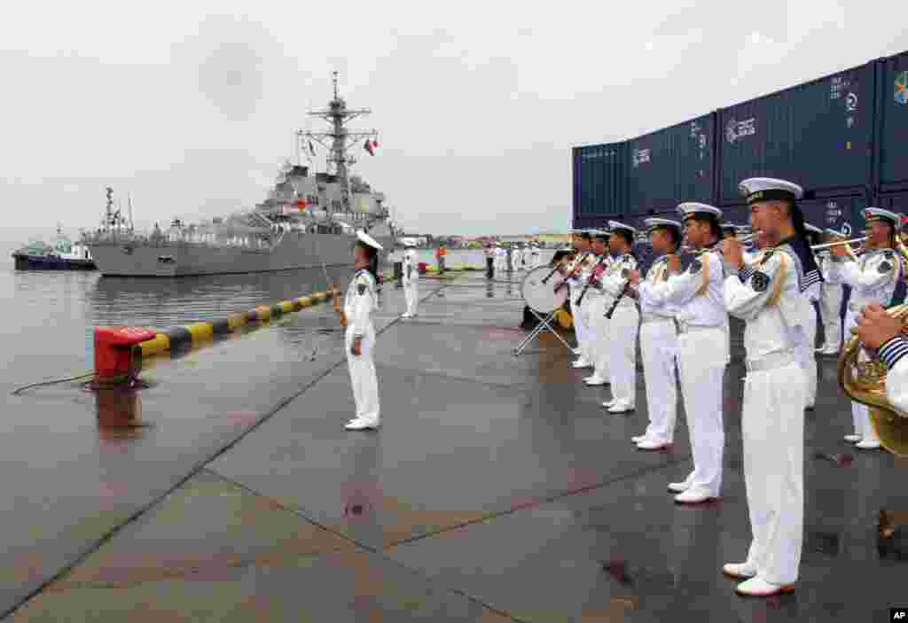 美国海军“本福德号”导弹驱逐舰访问青岛,中方欢迎仪式上,军乐队演奏(2016年8月8日)。