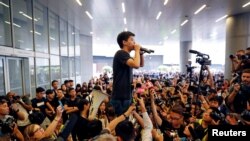 黄之锋在立法会外要求特首林正月娥辞职。(2019年6月17日)
