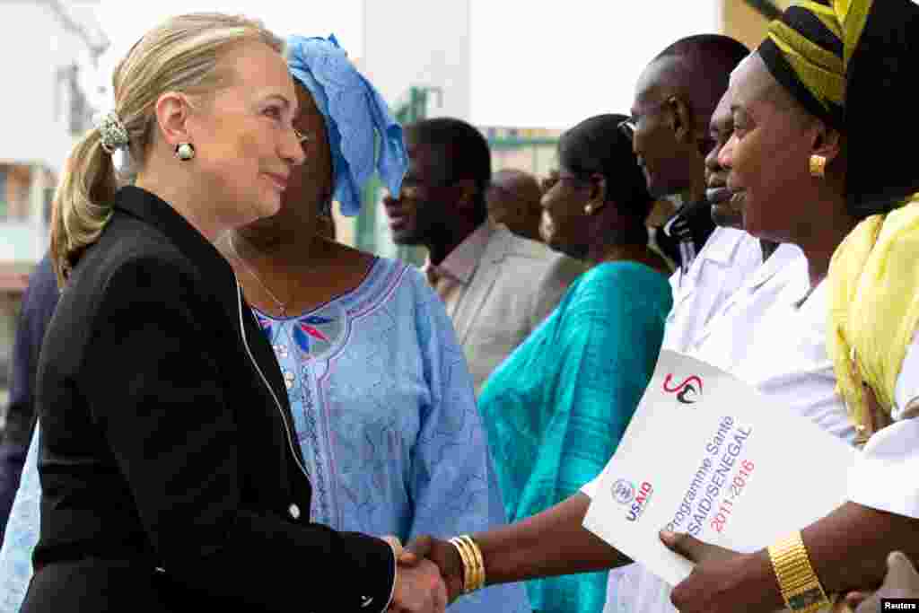 Bà Clinton chào hàng người trong chuyến tham quan Trung tâm Y tế Philippe Senghor ở Dakar, thủ đô Senegal, 1 tháng 8, 2012.