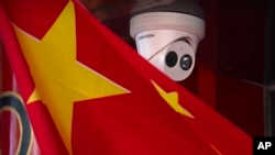 北京一家商店外的摄像头与中国国旗。（资料照片）