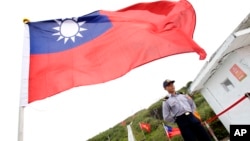 资料照：台湾军官在台湾旗帜下站岗