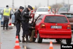 法国警察在斯特拉斯堡的德法边境检查过往车辆和旅行者的身份（2015年11月20日）