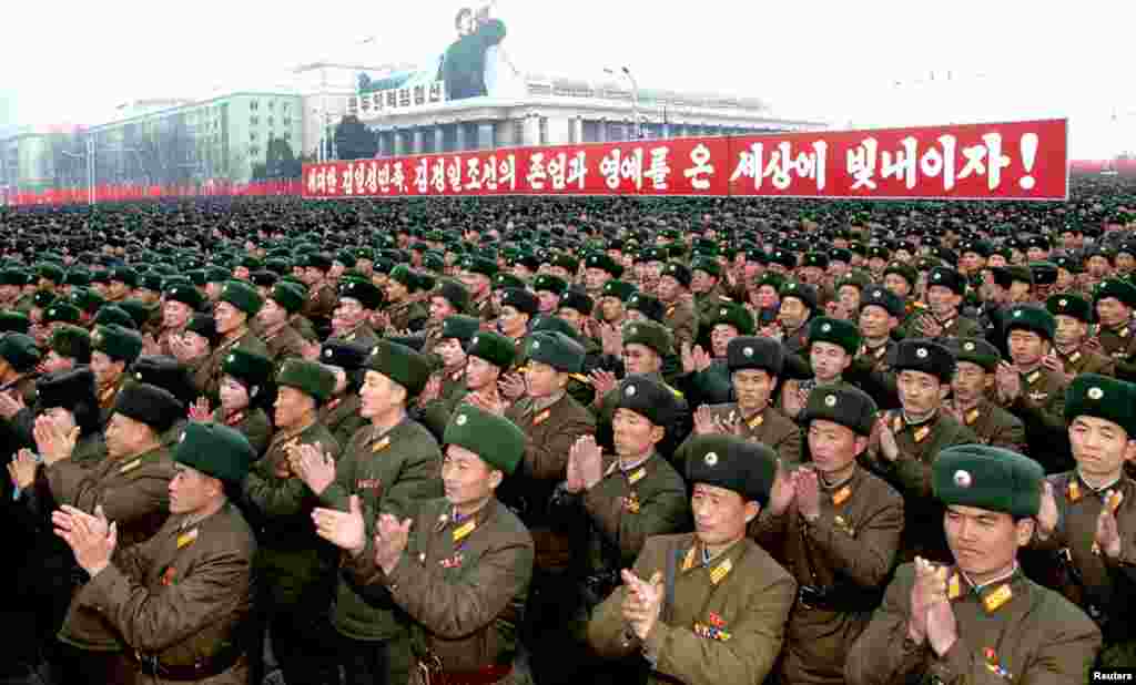 Bắc Triều Tiên mừng vụ phóng thành công tên lửa Unha-3 tại quảng trường Kim Il Sung ở Bình Nhưỡng ngày 14 Tháng 12 năm 2012. Tấm biểu ngữ với nội dung, "Hãy tôn vinh nhân phẩm, danh dự của nhân dân vĩ đại của Kim Il Sung và đất nước của Kim Jong Il trên thế giới!"