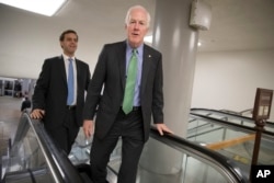 国会参议院多数党党鞭科尔宁参议员（Sen. John Cornyn, R-TX）在参议院大楼里（2017年6月22日）